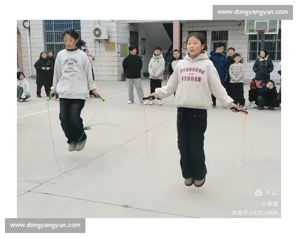 在操场上飞舞的绳影与欢呼三年级跳绳比赛的精彩瞬间记录成长回忆